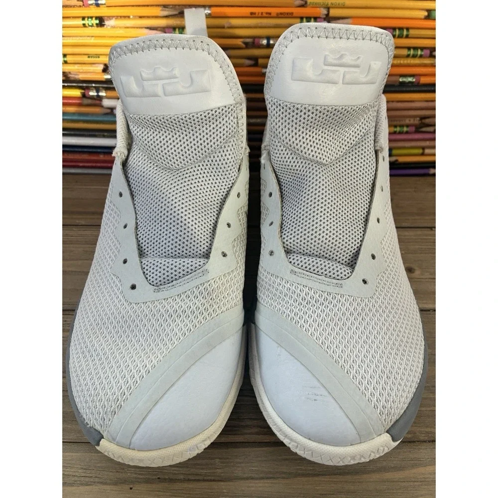 Nike‎ LeBron Witness 2 Cool Gray Mens 9 (No Laces)